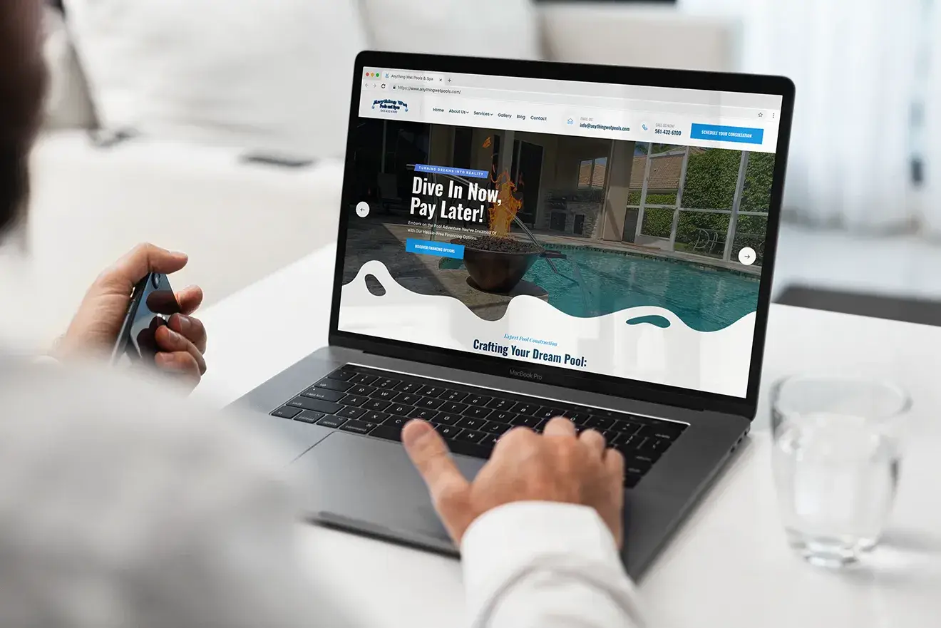 Hero section da homepage do website Anything Wet Pools & Spa em funcionamento, com piscina luxuosa.