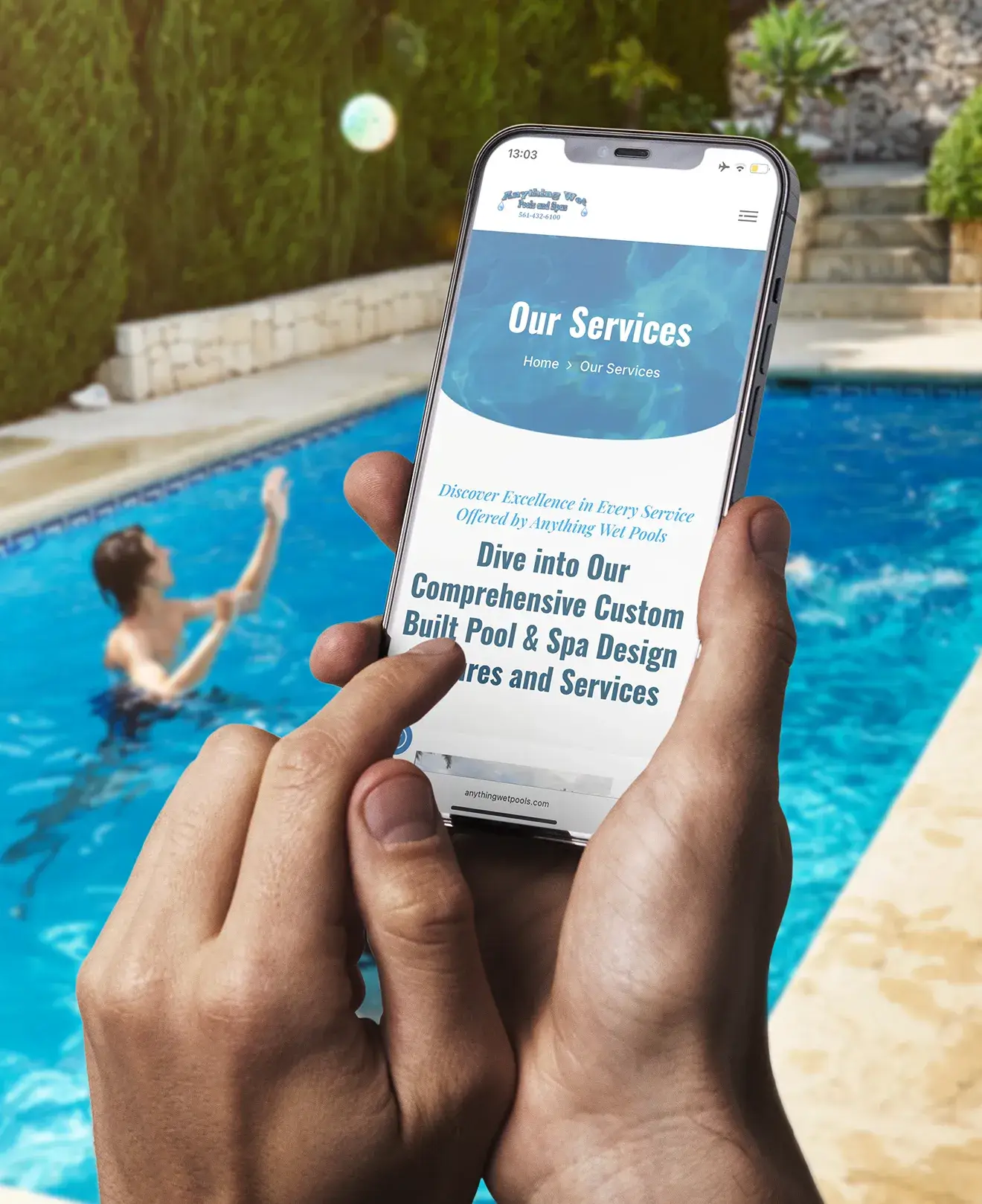 Design responsivo do website Anything Wet Pools & Spa exibido em um iPhone, adaptado para mobile.